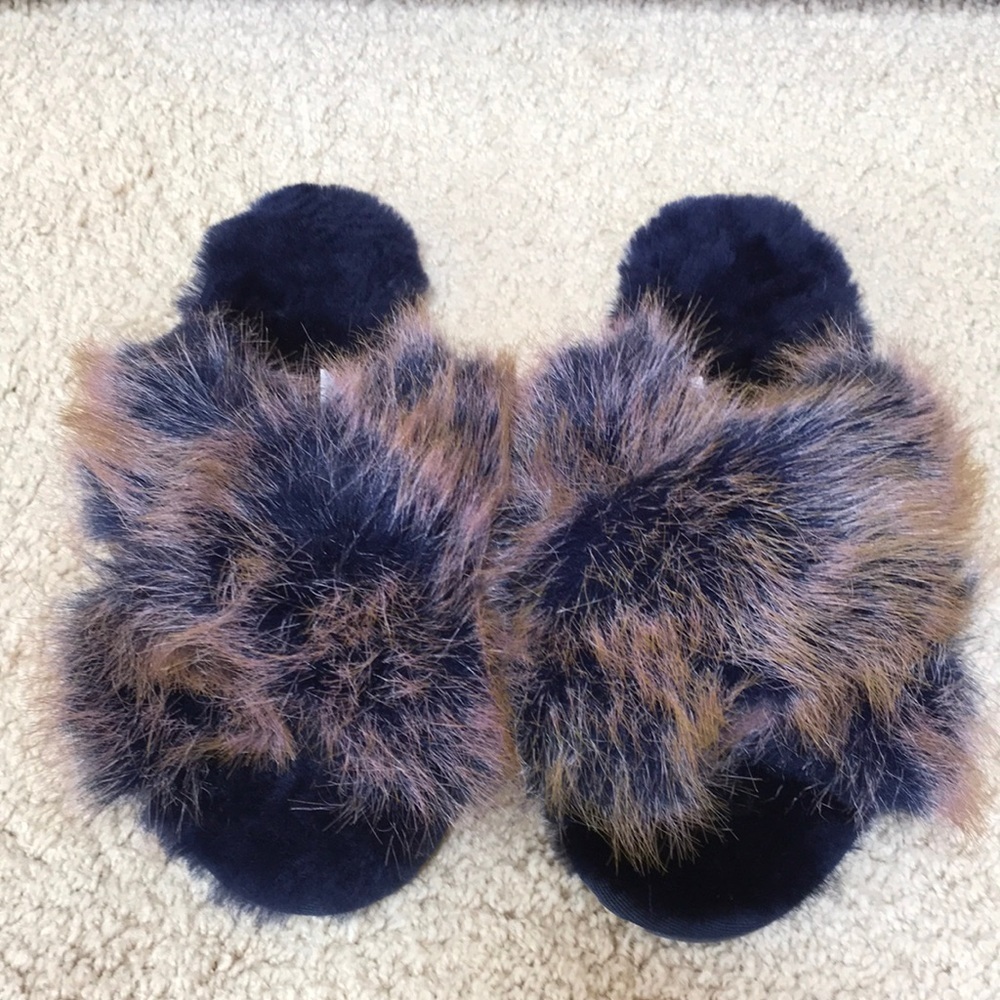 Emu Australia SZ 7 Mayberry lava furry slippers.